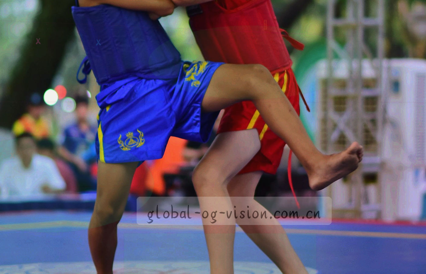 两块并排的半透明界面轮廓，中间以细线连接对应的结构节点，表现电脑端与网页端的结构对照